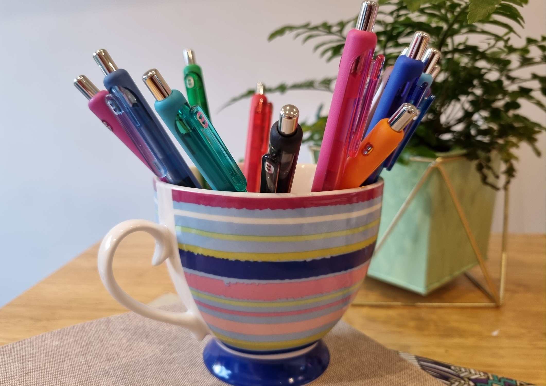 Best Pens for Black Paper Top Picks for Dark Surfaces Artsydee